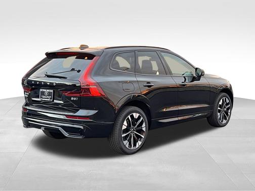 Onyx Black Metallic 2026 Volvo XC60 B5 Plus