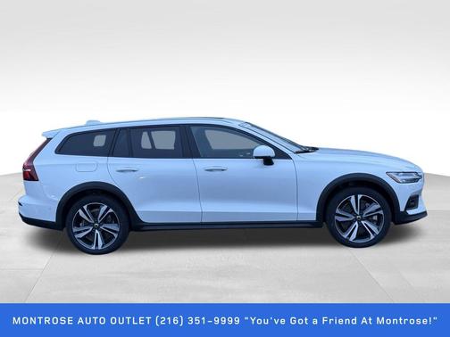 2024 Volvo V60 Cross Country B5 Plus