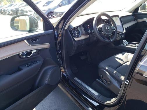 2025 Volvo XC90 B6 Plus 7-Seater