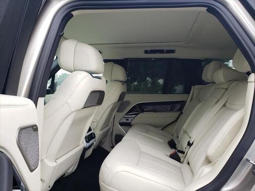 2025 Land Rover Range Rover P550e Autobiography