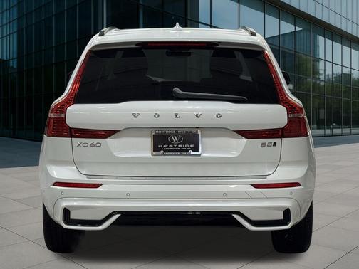 2023 Volvo XC60 Plus Dark Theme