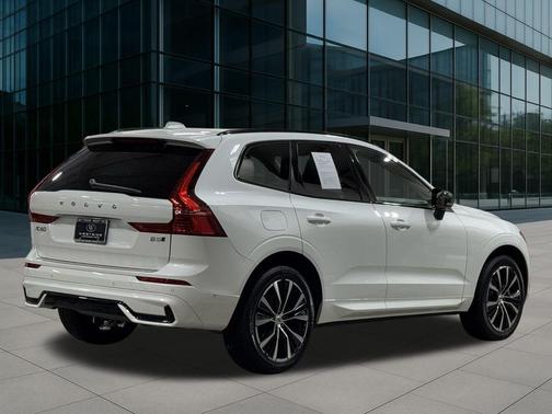 2023 Volvo XC60 Plus Dark Theme