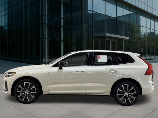 2023 Volvo XC60 Plus Dark Theme