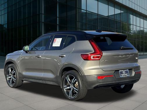2022 Volvo XC40 T5 R-Design