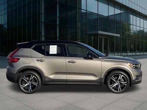 2022 Volvo XC40 T5 R-Design