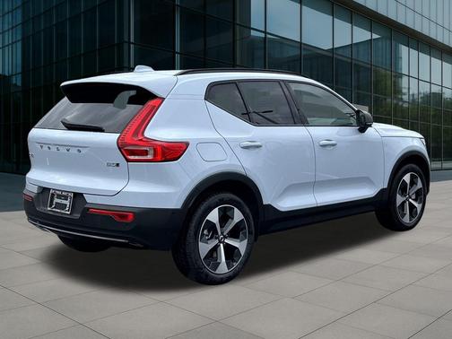 2026 Volvo XC40 B5 Plus