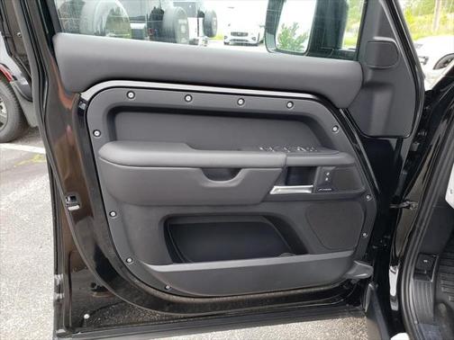 2025 Land Rover Defender 110 P300