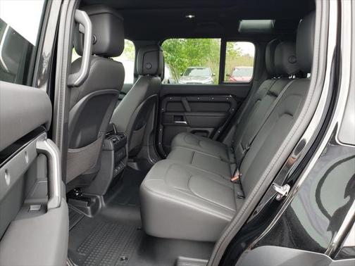 2025 Land Rover Defender 110 P300