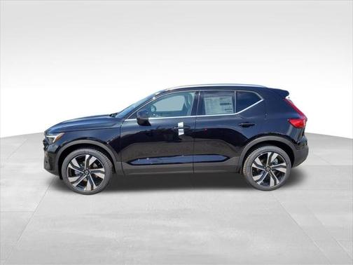 2025 Volvo XC40 B5 Ultra Bright Theme