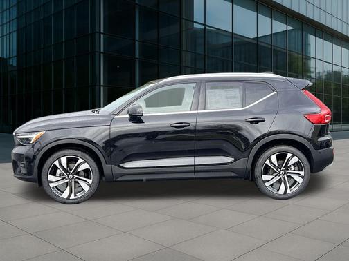 2025 Volvo XC40 B5 Ultra Bright Theme