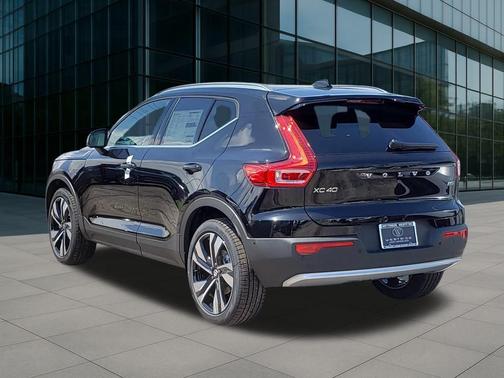 2025 Volvo XC40 B5 Ultra Bright Theme