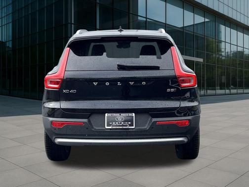 2025 Volvo XC40 B5 Ultra Bright Theme