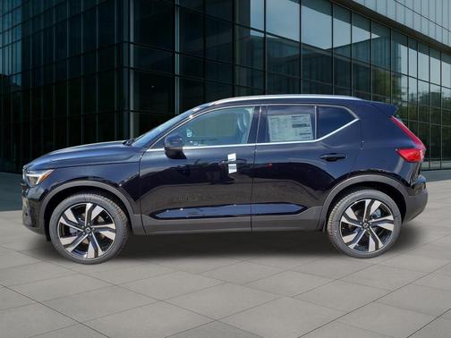 2025 Volvo XC40 B5 Ultra Bright Theme