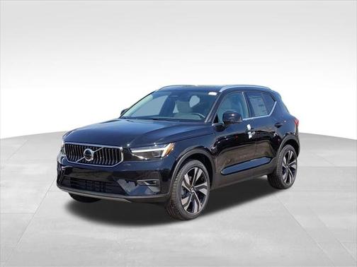 2025 Volvo XC40 B5 Ultra Bright Theme