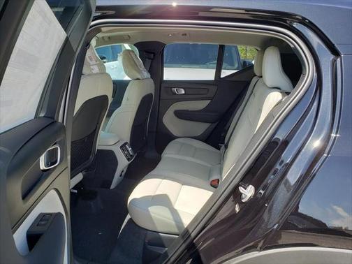 2025 Volvo XC40 B5 Ultra Bright Theme