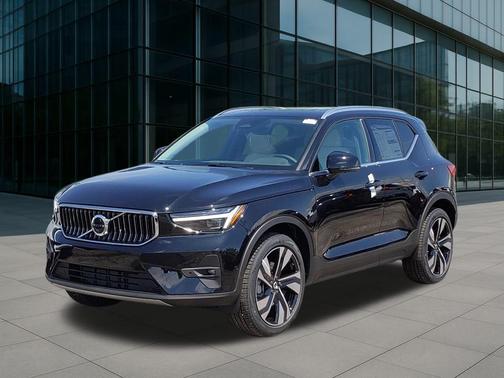 2025 Volvo XC40 B5 Ultra Bright Theme