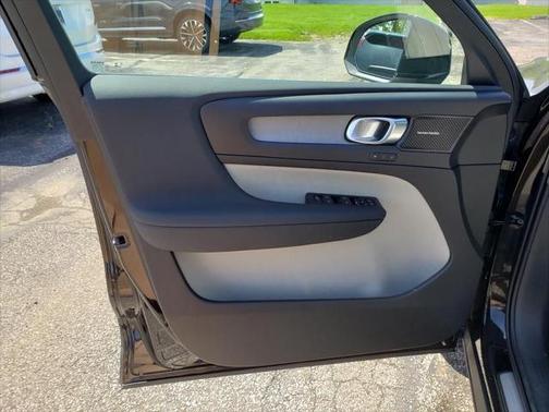2025 Volvo XC40 B5 Ultra Bright Theme
