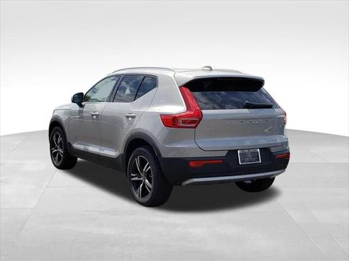 2025 Volvo XC40 B5 Core Bright Theme