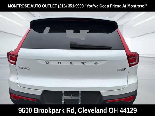 Crystal White Pearl 2025 Volvo XC40 B5 Core Bright Theme