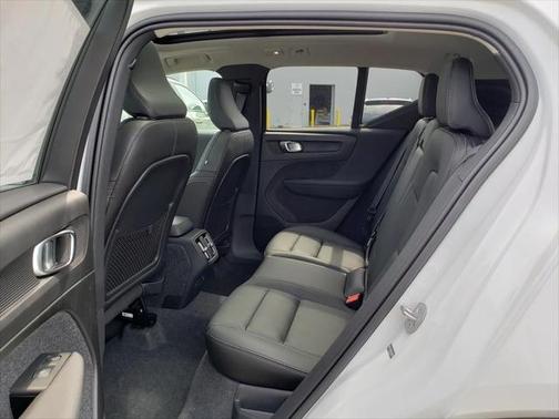2025 Volvo XC40 B5 Core Bright Theme