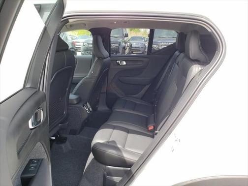 2025 Volvo XC40 B5 Plus Bright Theme