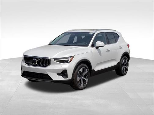 2025 Volvo XC40 B5 Plus Bright Theme