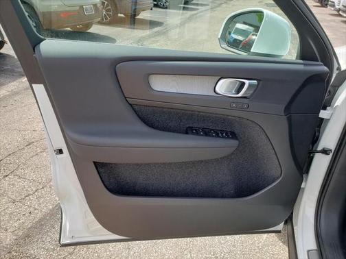 2025 Volvo XC40 B5 Plus Bright Theme