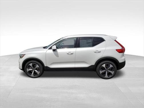 2025 Volvo XC40 B5 Plus Bright Theme