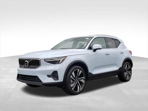2025 Volvo XC40 B5 Plus Bright Theme