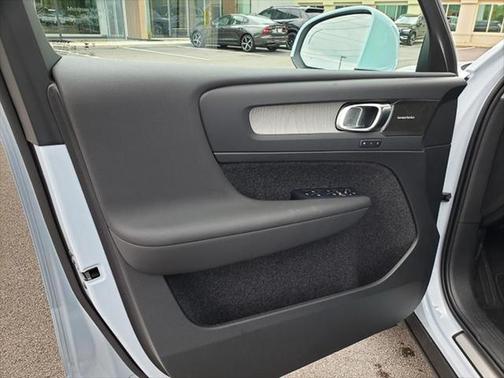 2025 Volvo XC40 B5 Plus Bright Theme