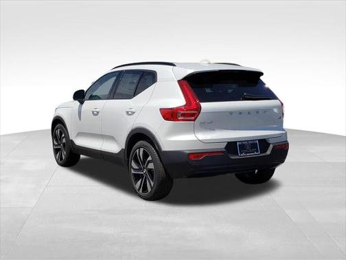 2025 Volvo XC40 B5 Plus Dark Theme