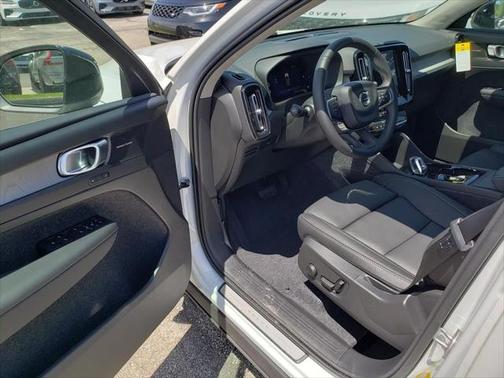2025 Volvo XC40 B5 Plus Dark Theme