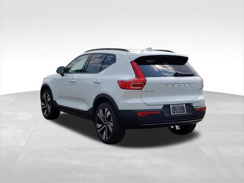 2025 Volvo XC40 B5 Plus Dark Theme