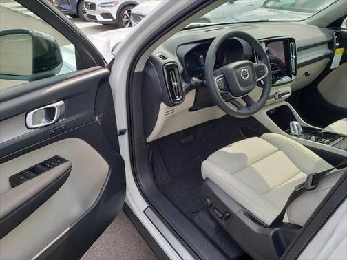 2025 Volvo XC40 B5 Plus Dark Theme