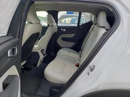 2025 Volvo XC40 B5 Plus Dark Theme