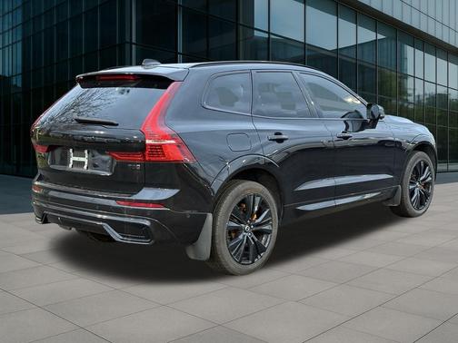 2024 Volvo XC60 B5 Plus Dark Theme
