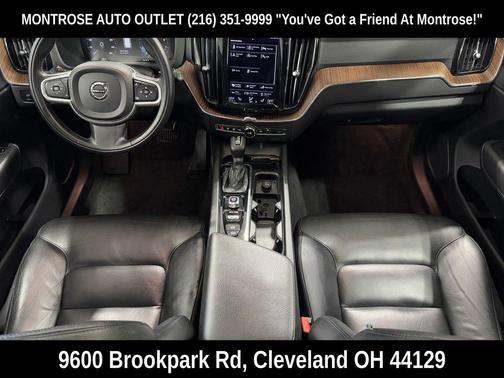 Crystal White Metallic 2021 Volvo XC60 T5 Momentum