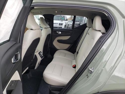 2025 Volvo XC40 B5 Ultra Dark Theme