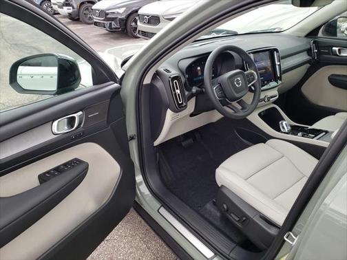 2025 Volvo XC40 B5 Ultra Dark Theme