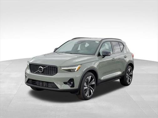2025 Volvo XC40 B5 Ultra Dark Theme