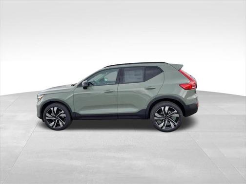 2025 Volvo XC40 B5 Ultra Dark Theme