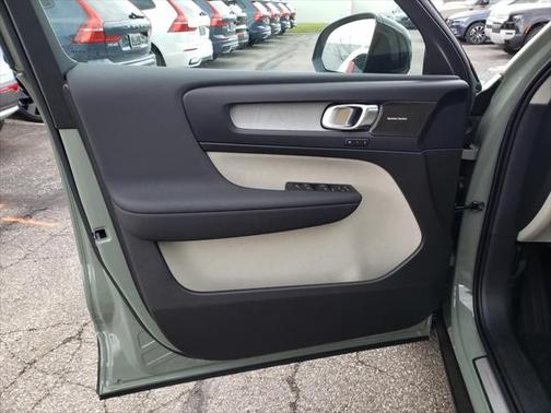 2025 Volvo XC40 B5 Ultra Dark Theme
