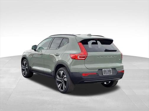 2025 Volvo XC40 B5 Ultra Dark Theme