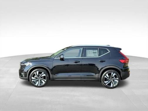 2024 Volvo XC40 B5 Plus Bright Theme