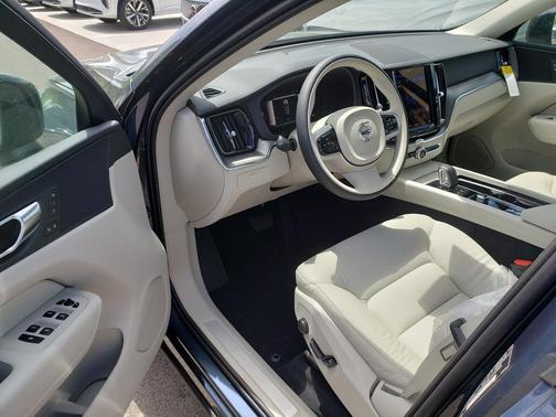 2025 Volvo XC60 B5 Core