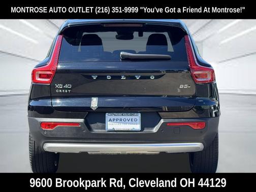 Onyx Black Metallic 2023 Volvo XC40 B5 Plus Bright Theme