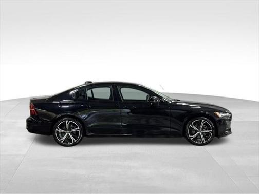 2024 Volvo S60 B5 Core Dark Theme