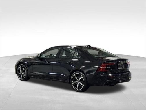 2024 Volvo S60 B5 Core Dark Theme