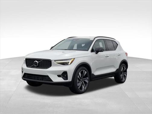 2025 Volvo XC40 B5 Plus Dark Theme