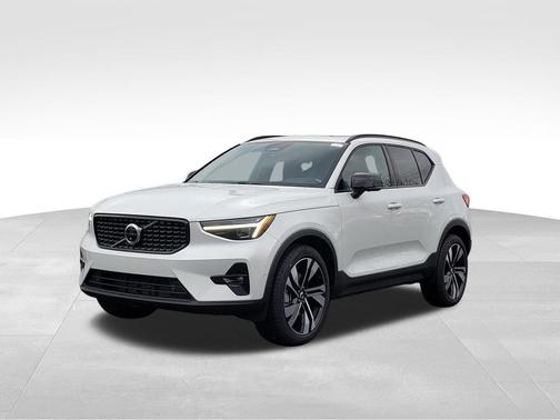 2025 Volvo XC40 B5 Plus Dark Theme